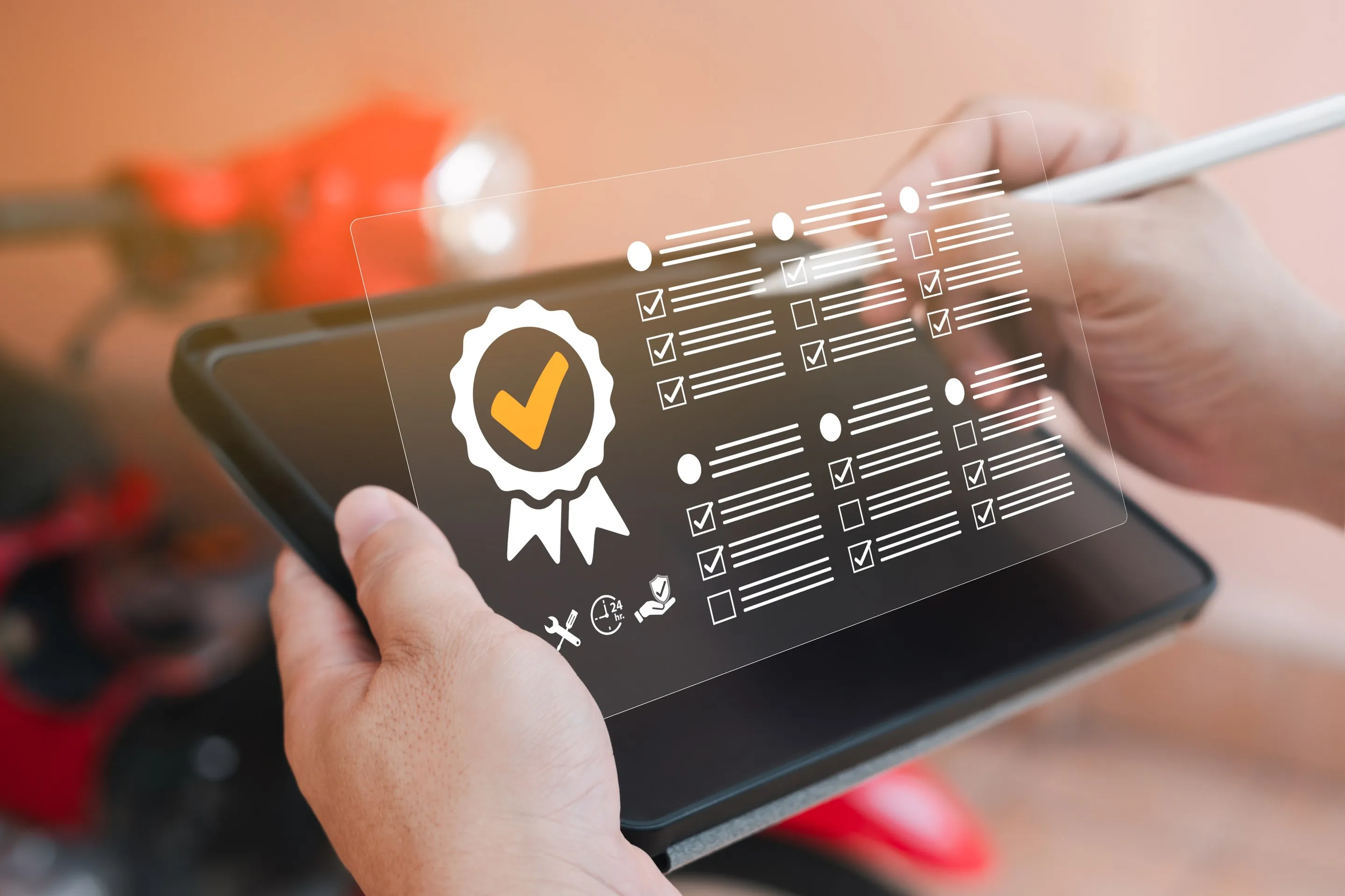 Persona revisando un listado de verificaciones en una tablet